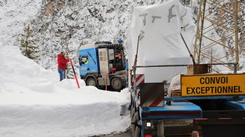 Der 80-Tonnen-Schwertransport auf dem Weg zur EKW-Zentrale Ova Spin. Foto: Engadiner Kraftwerke