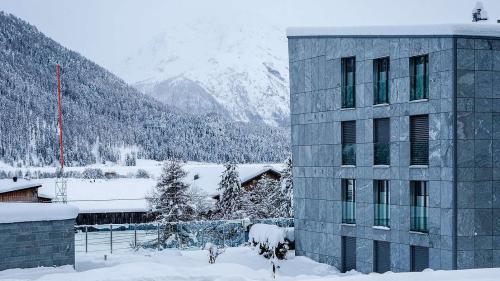 Die rot nachgezogene Bau-Profilstange der geplanten 5G-Antenne vom Spital Samedan her gesehen. Foto: Jon Duschletta