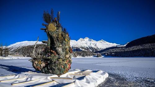 Damien Hirsts Skulptur «The Monk» auf dem St. Moritzersee ist vollständig mit farbigen Korallen besetzt und will damit die Verbindung zum Element Wasser aufzeigen. Foto: Fotoswiss.com/Giancarlo Cattaneo