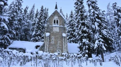 Die Kirche Nairs bei Scuol. Foto: Nicolo Bass