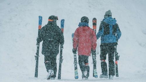 Wenns schneit und stürmt, würde man sich gerne drinnen aufwärmen. Wegen der Coronaregeln ist dies nicht möglich. Foto: Fabio Nay