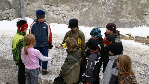 Ingon nu van ils mats a Scuol sco üsità da chasa a chasa ramassond ils pangronds. fotografia: Uorschla Rauch