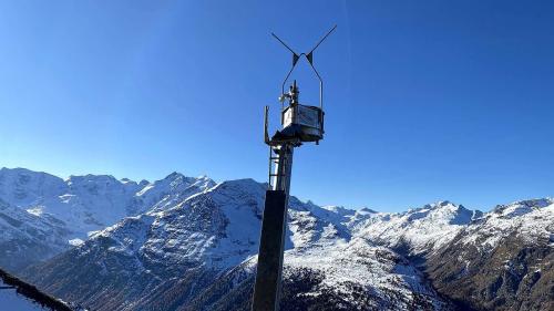 Einer der vorderhand fünf neuen Lawinen-Sprengmasten ob Pontresina. Foto: Corado Vondrasek