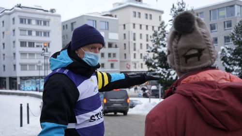 Der Dorf-Angel John Webster ist im Zentrum von St. Moritz im Einsatz. Er versteht sich als Helfer und Unterstützer. Das bedeutet unter anderem, Gäste auf die bestehende Maskenpflicht hinzuweisen.			Foto: Denise Kley