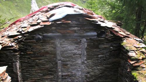 Das baufällige Wohnhaus der Steinbrucharbeiter. Foto: Reto Zuan