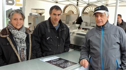 Nina Mader, Reto Rauch ed Andri Guler dal comitè d’organisaziun per «Dorfplatz» (fotografias: Benedict Stecher).