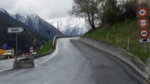 Actualmaing ston ils automobilists avair pazienza in blers lös sülla rait da las vias chantunalas. L’angul pro l’attach da Crusch sü Sent es massa stip e cun massa paca vista (fotografia: Annatina Filli).