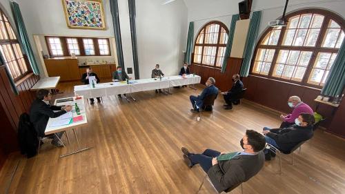 Vertragsunterzeichnung seitens S-chanf in der Turnhalle Cinuos-chel mit, v.l.n.r.: Grundbuchverwalter Hanspeter Brenna, Gemeindevertreter Heinz Thomas und Riet R. Campell sowie Samuel Bontadelli und Gerhard Bräuer der Repower AG. 