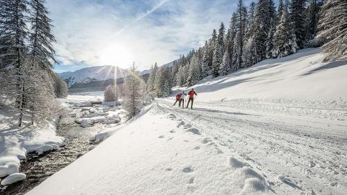 Las pussibiltats turisticas a la riva dal Rom sun fich grondas. Cun seis cudesch preschainta Thomas Pitsch eir l’importanza culturala ed economica dal flüm in Val Müstair (fotografia: Andrea Badrutt).