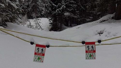 Cun da quistas suas e’ls simbols «skiunz» e «gianellist» vegnan serradas las sendas chi sun d’instà transiblas (fotografia: Curdin Florineth).. 