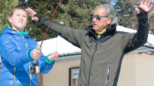 Foto: Werner Locher instruiert Sarina Misani beim Fliegenfischen. Foto: Reto Stifel