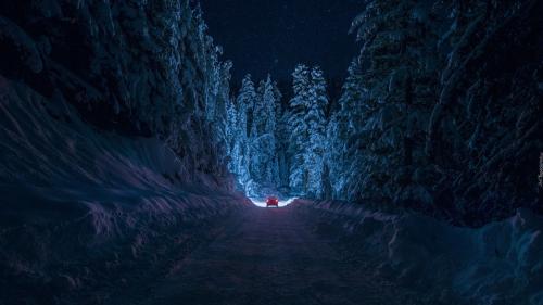 ... verlassen liegt die Landstrasse vor uns... Foto: www.taberciarnia.pl