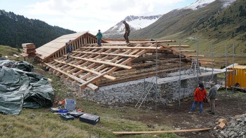 Illa construcziun in lain da l’Alp Tamangur Dadora s’haja integrà eir il lain existent (fotografia: Florian Conrad).