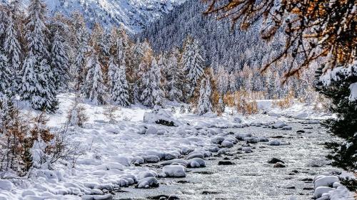 Schmelzwasser, hier der Flaz ausserhalb Pontresinas, steht sinnbildlich für Sein und Vergehen.	Foto: Jon Duschletta