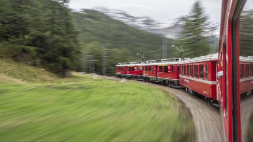 Na be sur il Pass dal Bernina, dimpersè eir tras ün eventual tunnel da Scuol a Mals, dess exister in bundant desch ons üna colliaziun da tren tanter la Svizra e l’Italia (fotografia: Daniel Zaugg).