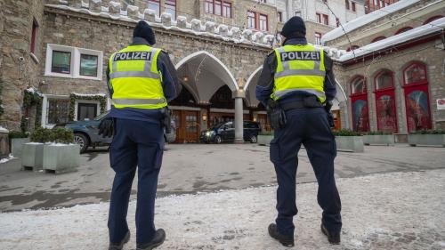 Schon bald dürfte es beim Badrutt’s Palace Hotel in St. Moritz noch dunkler werden. Aufgrund der Corona-Pandemie und dem damit verbundenen Nachfrageeinbruch bleibt der Betrieb bis auf Weiteres geschlossen. Foto: Daniel Zaugg