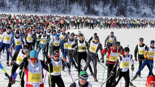 Per la pü bgera tschaira süllas loipas da passlung süls lejs d’Engiadin’Ota procura il Maraton Engiadinais, cò dal 2019 in culuonna sül Lej da Segl (fotografia: Andy Mettler/Swiss-image.ch).