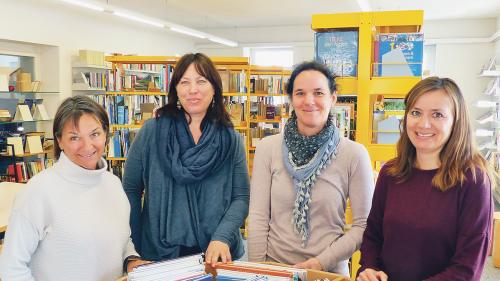 Las bibliotecaras da Scuol, Katrin Tissi, Corinne Voney, Barbara Portmann ed Annatina Melcher (da schnestra) han constatà cha’ls films sün DVD nu sun plü uschè retscherchats. (fotografia: Flurin Andry)