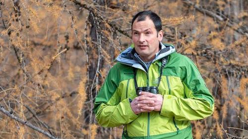 Daspö bundant 30 ons es Fadri Bott da Valchava guardian dal Parc Naziunal Svizzer (fotografia: Hans Lozza/PNS).