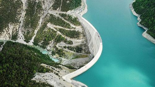 Pro lavurs da renovaziun dal mür da serra Punt dal Gall vaiva contaminà da l’on 2016 üna substanza nuschaivla l’aua dal Spöl (fotografia: OEE).