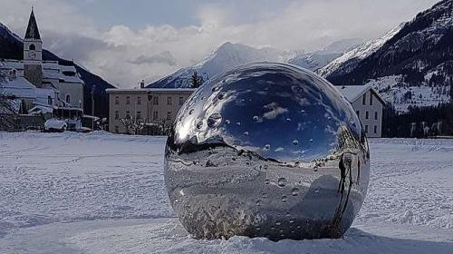 La glüna da Not Vital sül Lai da Tarasp in tuot sia grondezza. Las pussibiltats da fotografar sun indombrablas (fotografia: Benedict Stecher).