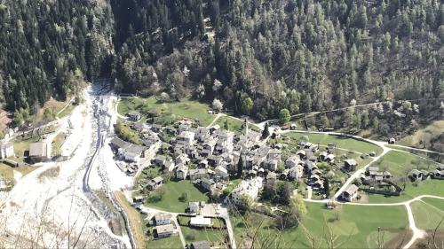 Bondo nach der Katastrophe und vor dem definitiven Wiederaufbau, der am Sonntag beschlossen wurde. Archivfoto: Reto Stifel