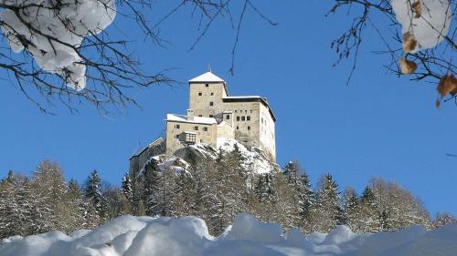 Il Chastè da Tarasp vis da saira vers daman (fotografia: Benedict Stecher).