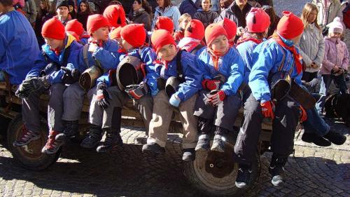 Ils uffants a Zuoz avant ün pêr ons pronts per festgagiar Chalandamarz (fotografia: Archiv Giachem Bott).