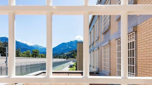 Armon Gisep da Scuol lavura illa praschun nouva e moderna a Cazis (fotografia: Uffizi per l’execuziun giudiziala).