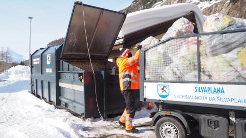 In Silvaplana laden Mitarbeiter der Werkgruppe die Plastik-Sammelsäcke in die Pressmulde. Foto: Marie-Claire Jur