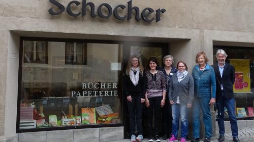 Das Team der Schocher Papeterie von rechts nach links: Pascal Stoffel, Ursula Schocher, Tatjana Hotz, Edith Götz, Emma Rezzoli, Sabrina Martinho.   Foto: Carolin A. Geist