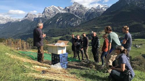 Studierende der Berner Hochschule für Agrar-, Forst- und Lebensmittelwissenschaften HAFL erfuhren im Unterengadin von Biologe Peer Schilperoord Wissenswertes über den Ackerbau in Berggebieten. Foto: HAFL