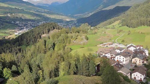 Il cumün da Scuol, qua as vezza las fracziuns Tarasp, Scuol e Sent, po mantgnair la zona da planisaziun amo per ulteriurs duos ons (fotografia: Benedict Stecher).