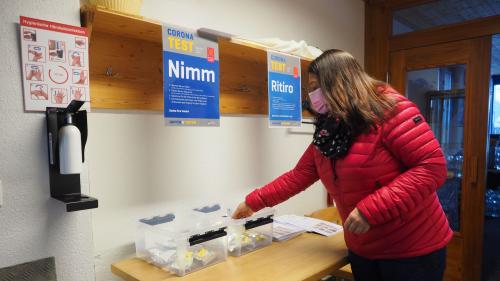 An der Nimm-Station können sich die Corvatsch-Mitarbeitenden ein Testkit holen und dann zuhause den Speichel-Selbsttest duchführen, bevor die Probe ins Labor geht. Foto: Mari-Claire Jur