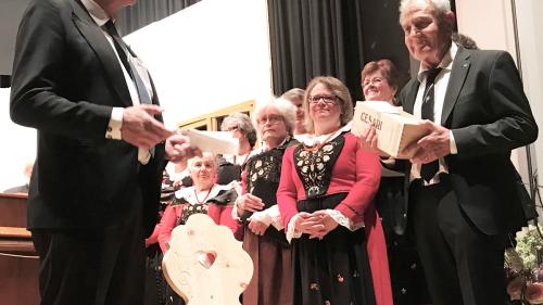 Silvio Hunger verabschiedet den langjährigen Dirigenten des Cor Mixt da Champfèr Jachen Janett (rechts). Foto: Claudio Chiogna