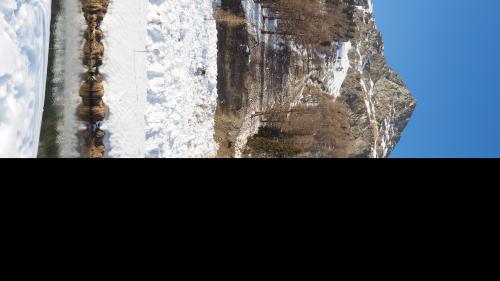 Nassschnee aus Lawinenzug Fünf ergoss sich letzten Dienstag bis auf die offene Kantonsstrasse bei Sils Baselgia.