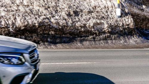 Verschmutzter Schnee am Strassenrand enthält viel Mikroplastik aus dem Abrieb von Fahrzeugreifen. Foto: Jon Duschletta