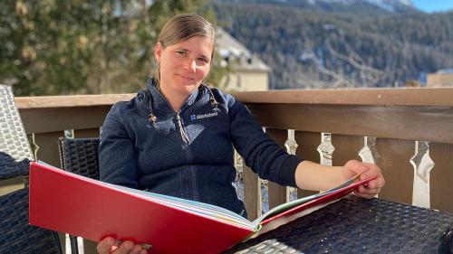 Fadrina Hofmann da Scuol es commembra da la giuria da la concurrenza da scriver Pledpierla ed ella s’ha eir partecipada da mattetta e guadognà il prüm premi (fotografia: Nicolo Bass).