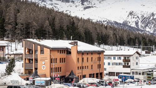 Soll die Parkgarage unter dem neuen Jugendherbergsgebäude und dem Pontresiner Bahnhofsplatz entstehen oder eher unter dem freien Sportgelände? Eine zentrale Frage für die weitere Planung. Foto: Daniel Zaugg