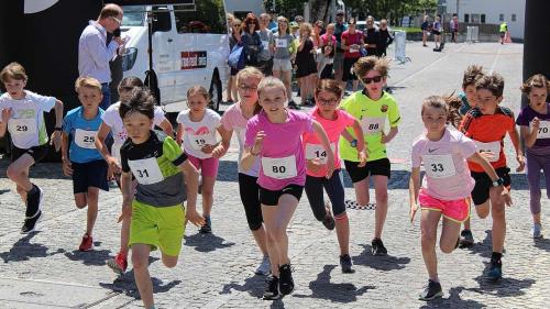 Eir uffants han plaschair da’s pudair masürar in möd sportiv in occasiun da la cuorsa «Tras Scuol» (fotografia: mad).