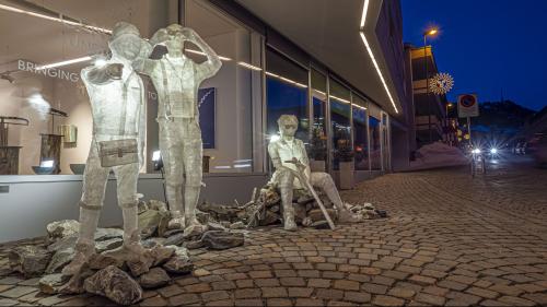 Die Figurengruppe Bergfreunde von Patrick Nyfeler lädt Passanten ein, noch mehr Kunst in der St. Moritzer Central Art Gallery zu entdecken. Foto: Daniel Zaugg