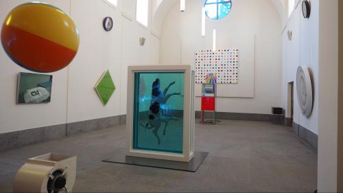 Auch in der St. Moritzer Dorfkirche sind viele Objekte von Damian Hirst zu sehen. Foto: Marie-Claire Jur