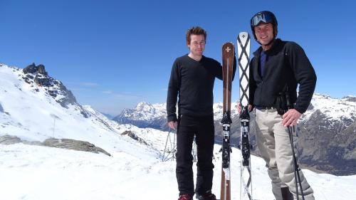 Zwei Tage lang ergänzten sich Arno Camenisch und Benedikt Germanier (Zai-Ski) auf einem Event, das Skifahren und Lesung verband.  Foto: Carolin A. Geist