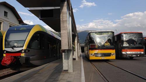 Davent da la staziun da Damal as stoja tour l’auto da posta per rivar in Svizra (fotografia: mad).