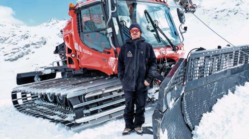 Kobi Würsch ist Park-Chef und zuständig für den Bau der Weltcup-Sprungschanzen. Für das Grobe muss im ersten Schritt der Pistenbully herhalten, bevor es im zweiten Schritt an das Feintuning geht. Foto: Denise Kley