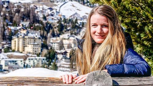 Claudia Jann freut sich auf die neue Herausforderung als Regionalentwicklerin der Region Maloja und über Inputs: «Jetzt gilt es aber erstmal zu starten und zu schauen, wie sich das alles entwickelt.» Foto: Jon Duschletta