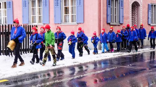 Die Zernezer Kinder, hie bei Chalandamarz, sollen sich nicht in der Schule auf Corona testen lassen können. Foto: Jon Duschletta