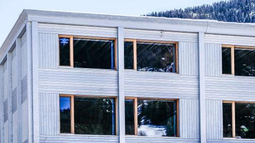 An der Schule Zernez werden keine Kinder auf Corona getestet. Foto: Jon Duschletta