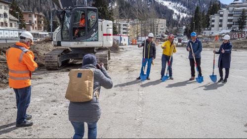 Am Dienstag erfolgte der Spatenstich. Foto: Daniel Zaugg