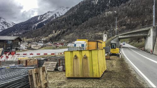 In Lavin wird die Baustelle bereits vorbereitet, die ab 19. April den Verkehr für fünf Monate beeinträchtigen wird. Foto: Daniel Zaugg